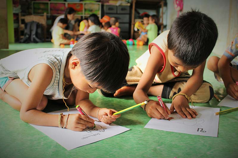 Shan migrant children studying Shan migrant children studying